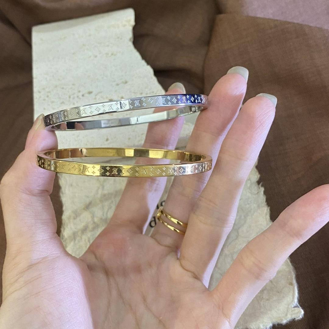 سوار بيضاوي من التيتانيوم (إكسسوار فاخر مستوحى من ماركة لويس فويتون).