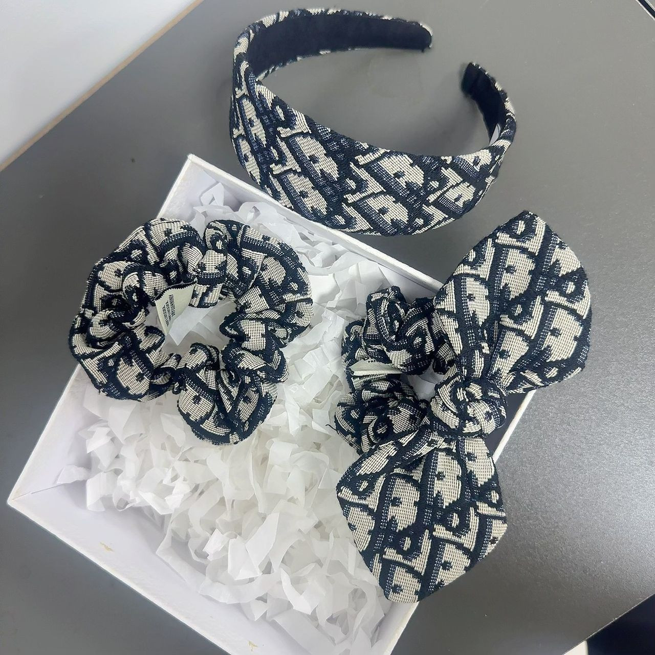 ✨ طقم ديور المكون من ٣ قطع لإكسسوارات الشعر الكورية الفاخرة