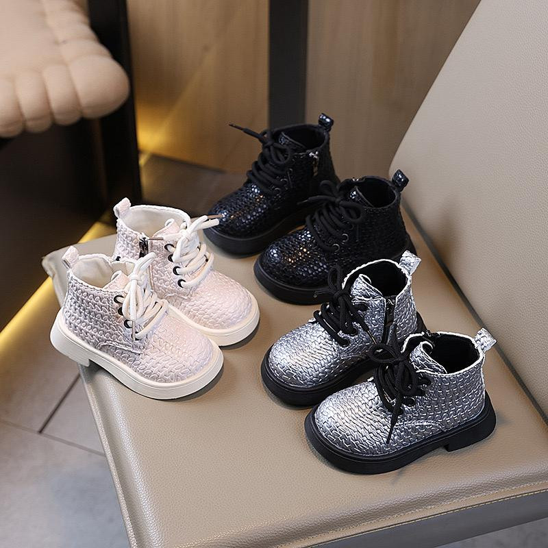 حذاء مارتن خريف 2025 (جلد محبوك بسحاب جانبي – ستايل إنجليزي)