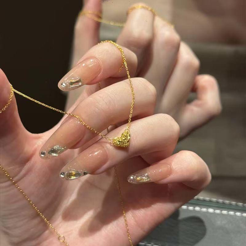 قلادة قلب أنيقة بلمعة فخمة تشبه الكريستال ستايل ناعم مستوحى من الأناقة الفاخرة، لا يتغير لونها مع الاستخدام