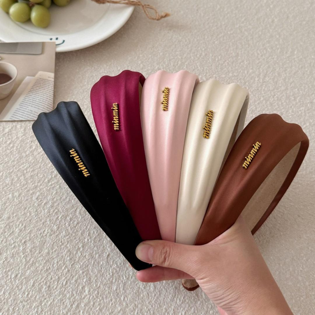 طوق شعر (2قطع ) نسائي فاخر بتصميم كوري – طوق معدني بإحساس راقٍ يحمل شعار أحرف معدنية – إسفنجي ومريح للاستخدام اليومي والمناسبات