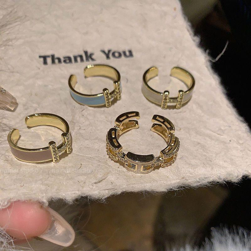 *خاتم فاخر بتصميم هرمز بحرف H مطلي بالمينا اللامع بأسلوب عصري راقٍ ومفتوح من الأعلى