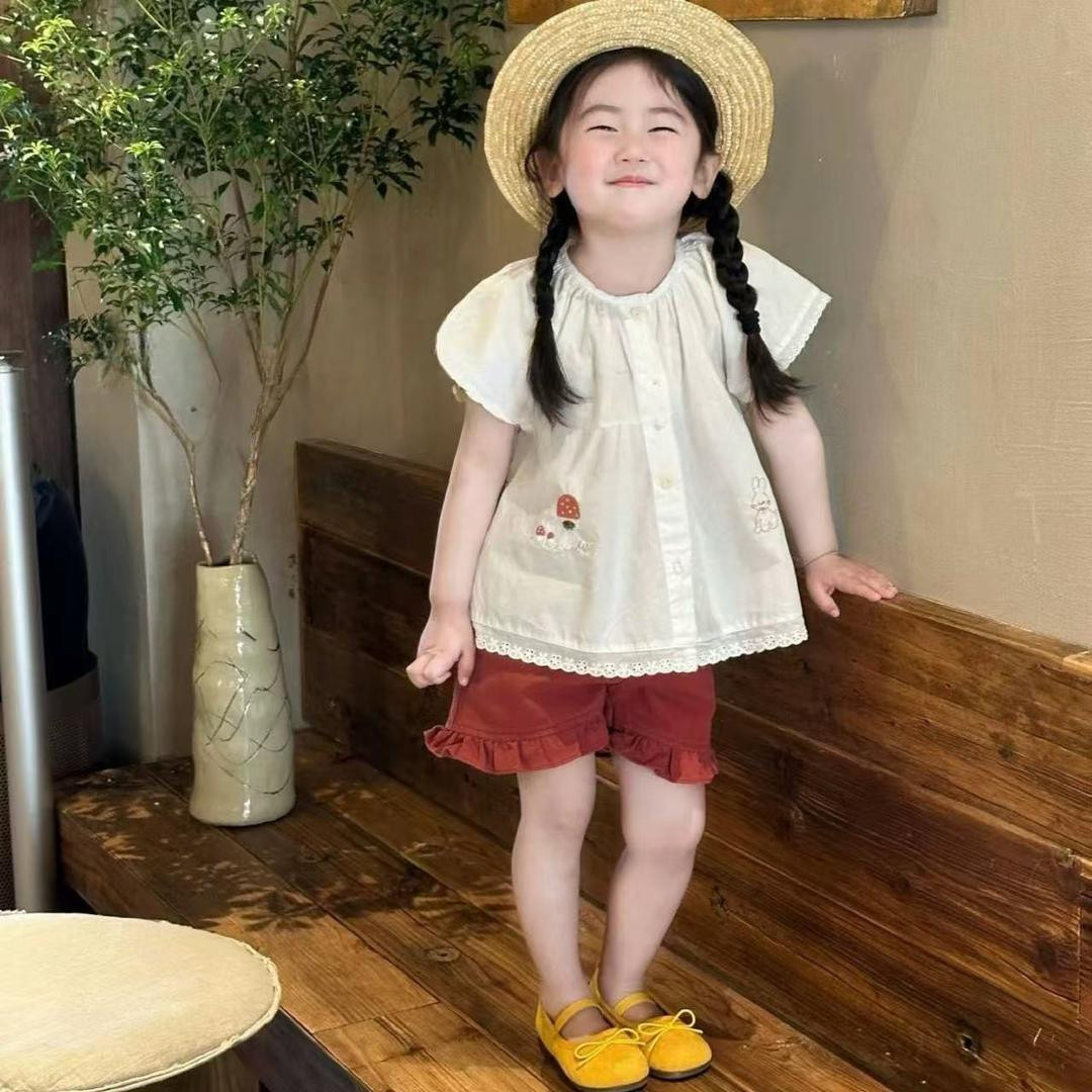 طقم بناتي خفيف( قميص أبيض مطرز+ شورت قصير)