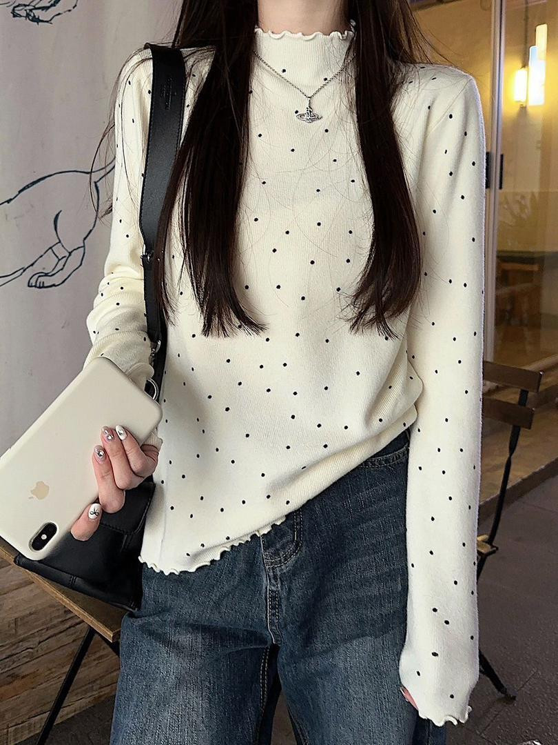 بلوزة نسائية بنقشة بولكا دوت