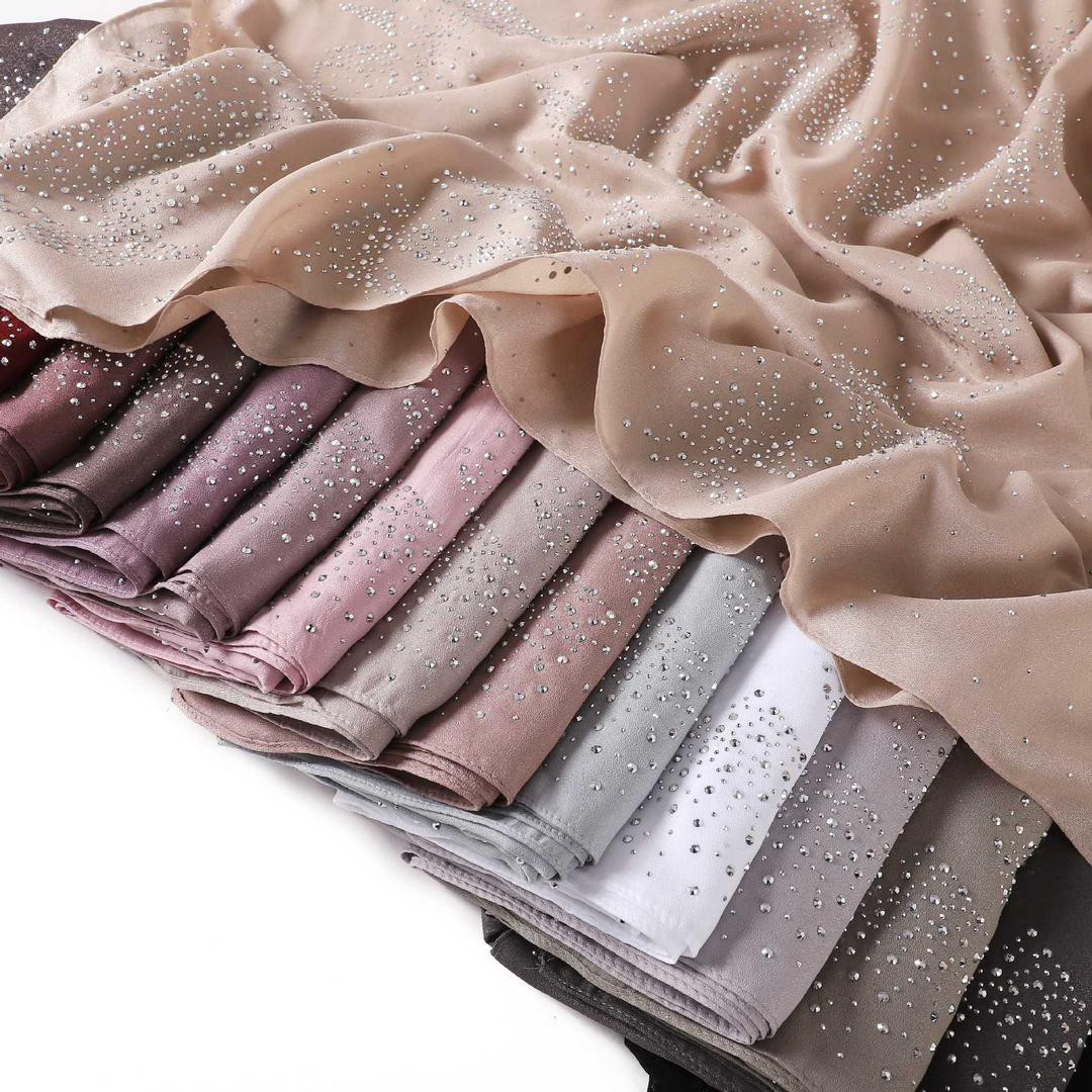 وشاح شيفون فاخر بتصميم سماء مرصعة بالنجوم ولمسات ترتر لامعة، بخيوط حريرية ناعمة يمكن ارتداؤه كوشاح أو شال أو غطاء شاطئ أنيق