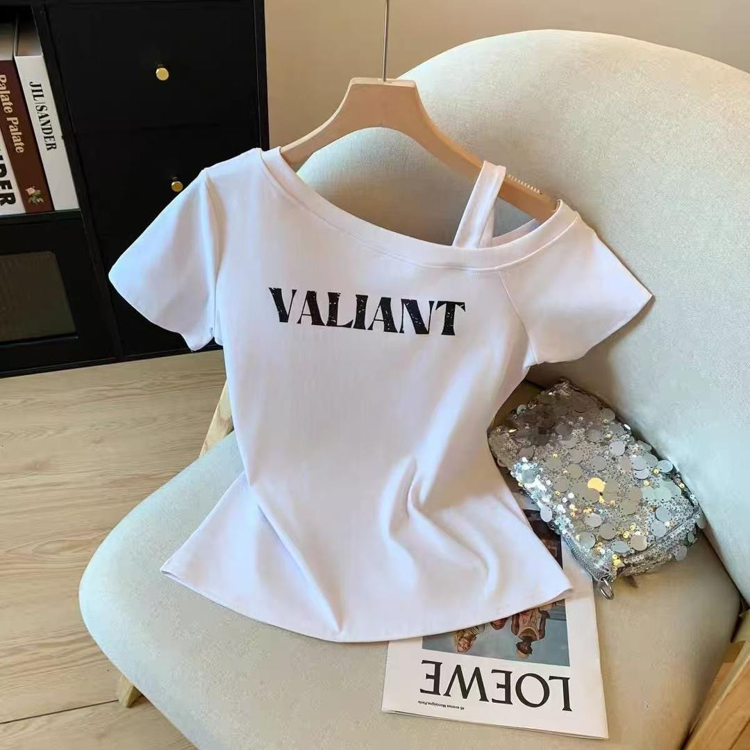 بلوزة نسائية بيضاء مطبوع عليها VALIANT