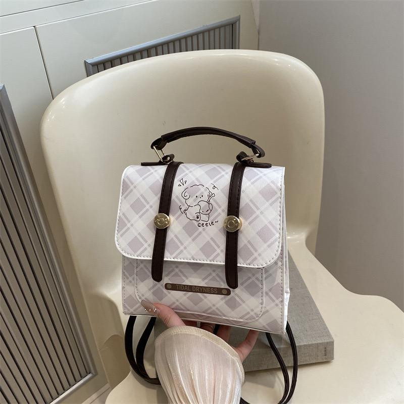 حقيبة نسائية راقية بتصميم بسيط وأنيق