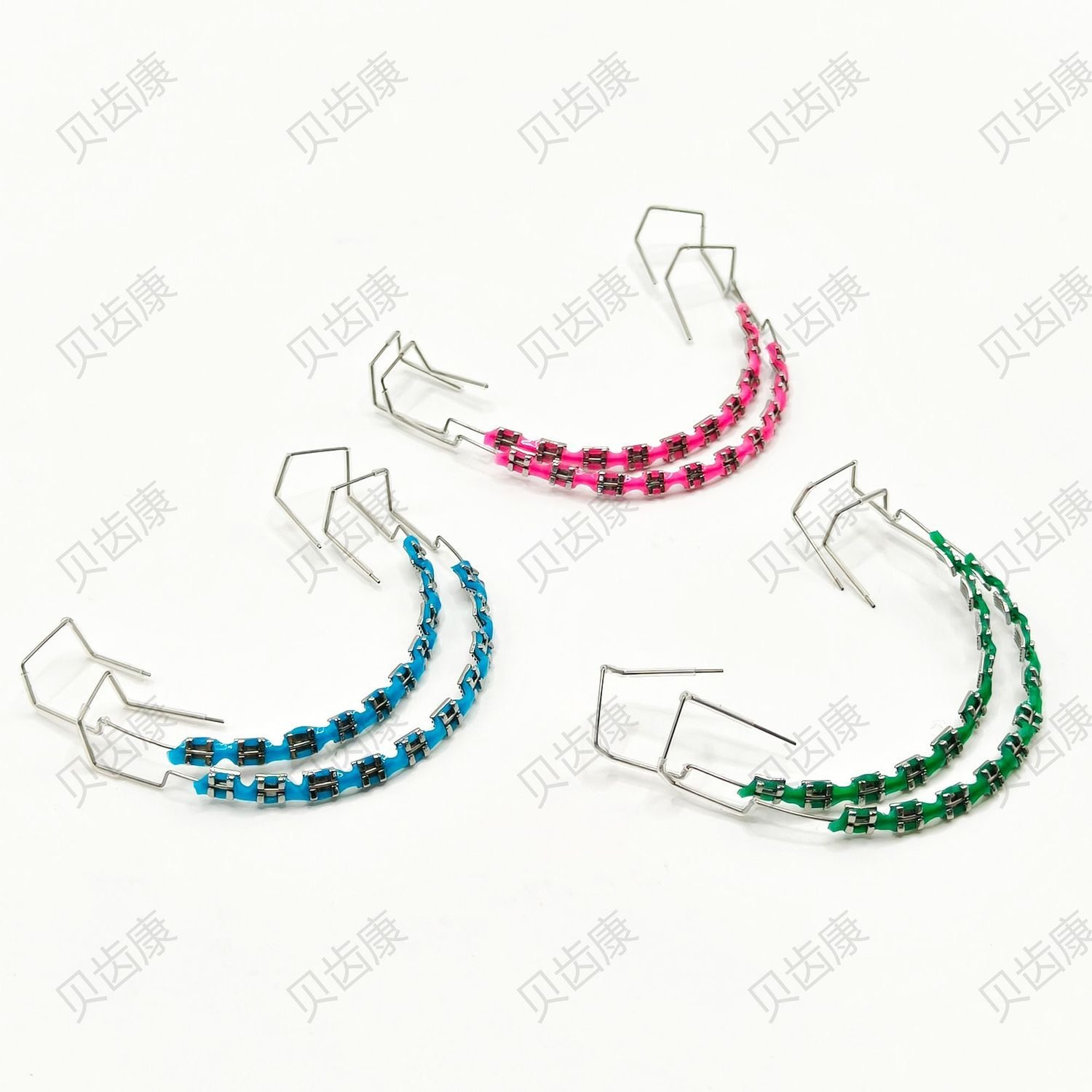 تقويم أسنان ملوّن – زينة لتقويم الأسنان – تصميم عصري ملوّن ومزخرف بتقوسات. مع علبه