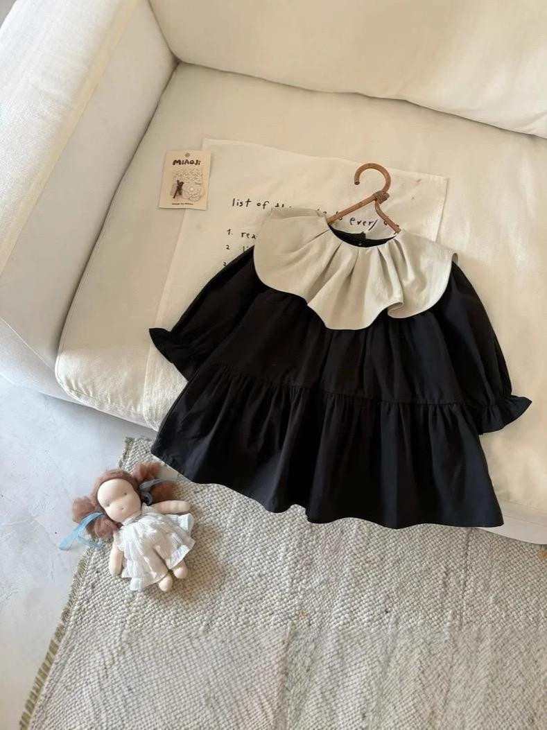 فستان بناتي أنيق بتصميم كوري واسع وطابع عصري بأكمام طويلة وياقة دائرية لطلة أميرة ناعمة ومريحة