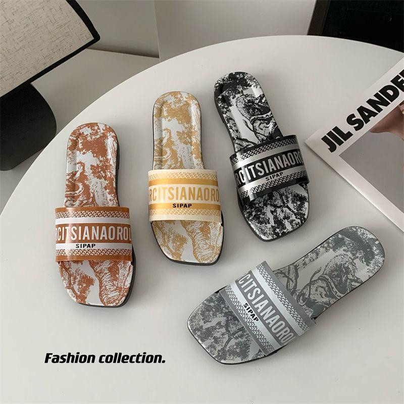 شبشب 2025 جديد بنقشة حروف، مناسب للخروج، مسطح بنعل لين ومريح بنمط أنيق