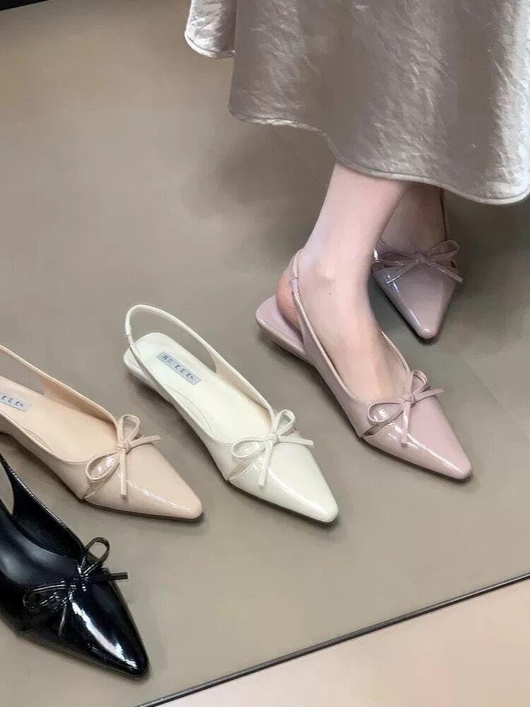 صندل نسائي بتصميم ناعم مقدّمة مدبّبة مع ربطة فراشة، بكعب مسطّح أنيق مناسب للارتداء اليومي والانتقال بين العمل والخروجات