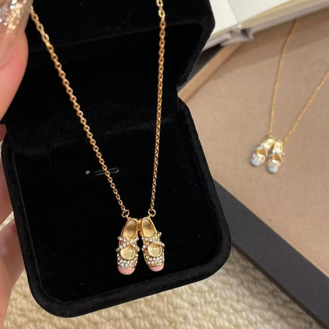 عقد حذاء الباليه الكوري المرصّع بالفصوص