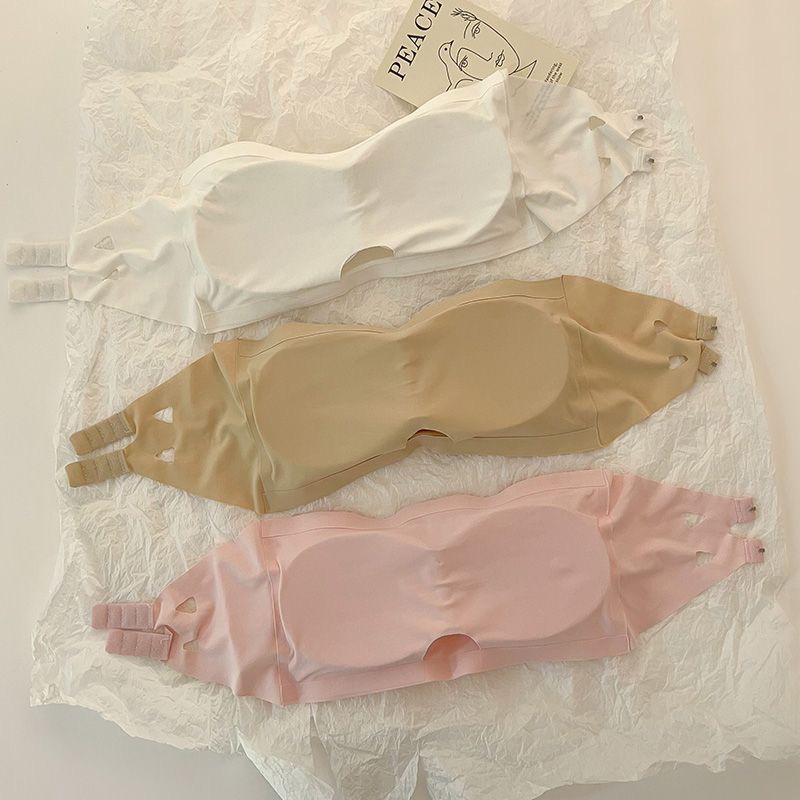 طقم من ( قطعتين) صدرية بدون حمالات مصنوعة من قماش الحرير البارد، مزودة ببطانة خفيفة لتجميع الصدر وتمنح مظهراً ناعماً