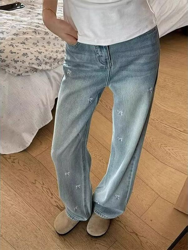 بنطال جينز واسع بقلوب فراشة مطرّزة للنساء، موديل ربيع، مقاس كبير مناسب للممتلئات