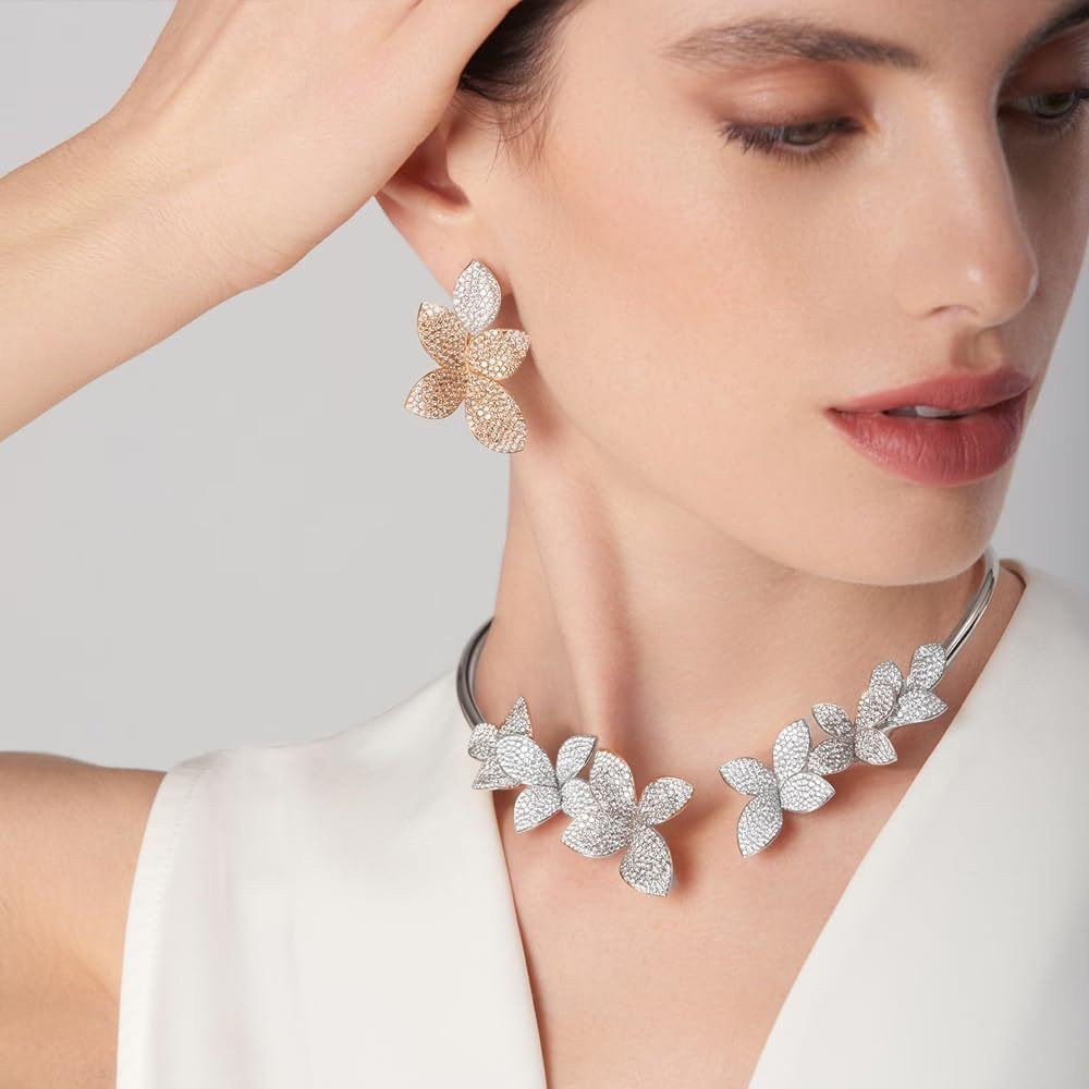 عقد نسائي مفتوح بتصميم زهرة مرصعة بفصوص لامعة