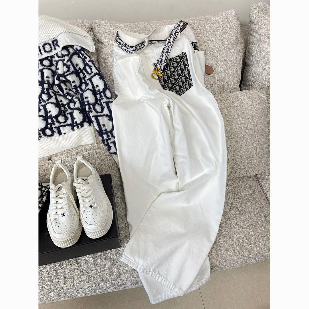 بنطلون جينز نسائي أبيض، بجيوب مزخرفة Dior، قصة مستقيمة، ربيع وخريف 2025، تصميم شبابي عصري