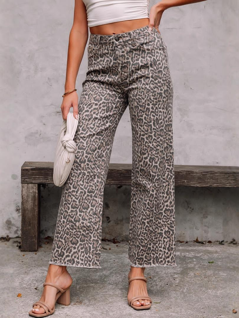 بنطال جينز نسائي جديد بخصر عالٍ وتصميم مطبوع بنقشة فهد، بقصّة مستقيمة بطابع أوروبي عصري ومظهر شبابي أنيق