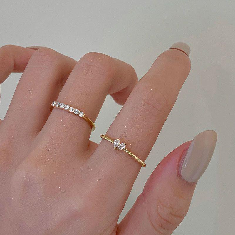 طقم 2 خواتم أنثوي فاخر بتصميم قلوب مرصعة بالزركون اللامع