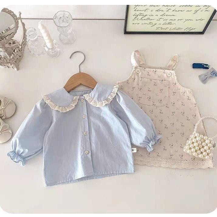 طقم بناتي لطيف، يتكوّن من فستان بحمالات بطبعة زهور صغيرة مع قميص ناعم