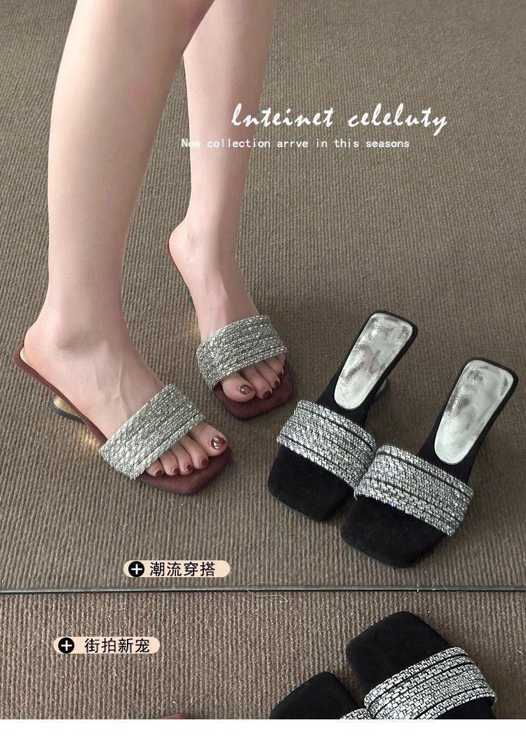 صندل نسائي بكعب – تصميم فرنسي جديد 2025، مزين بفصوص كريستال مناسب للفساتين و أنيق.