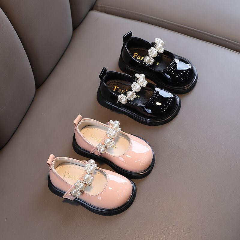 حذاء أميرة جديد بتصميم أنيق وناعم جدًا للبنات (1–3 سنوات)، بلمعة لؤلؤية وديكور لؤلؤ، مقدمة دائرية ونعل لين مناسب لتعلم المشي.