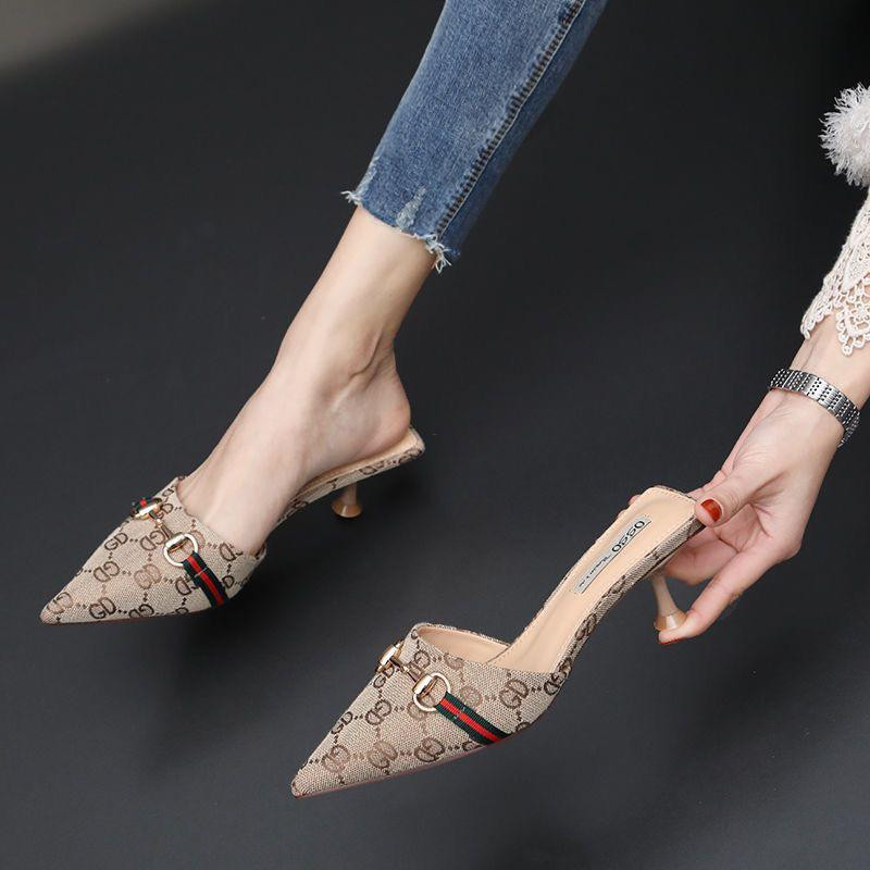 2025 جديد، نصف مفتوح بمقدمة مدببة، كعب رفيع منخفض، أنيق ومناسب للخروج.