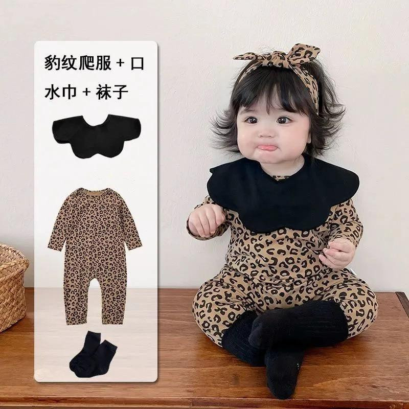 1.	بدلة رومبر (قطعة واحدة –بنقشة ليوبارد).2.	مريلة.3.	جوارب. 4.	ربطة رأس/عصابة شعر بنقشة ليوبارد.