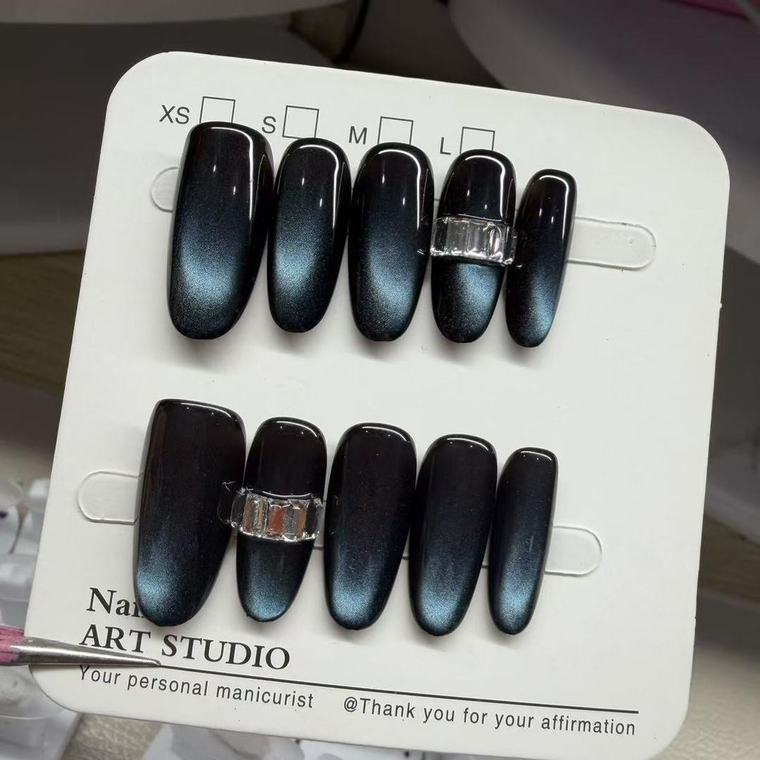 أظافر صناعية بتأثير عين القط بلون أزرق