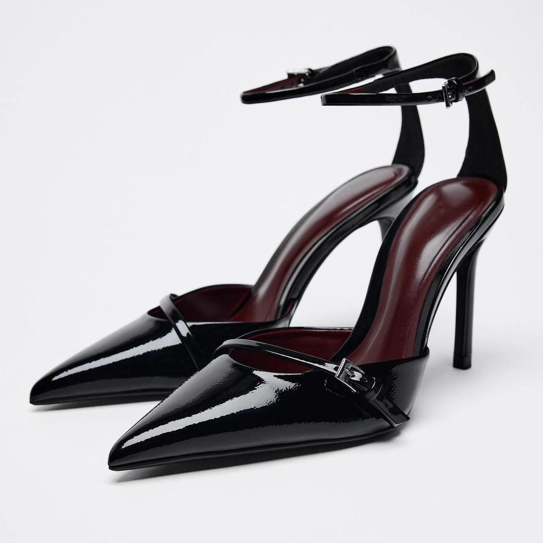 حذاء نسائي فاخر بتصميم خريفي لعام باللون النبيذي اللامع، مقدمة مدببة وحزام أنيق من الأمام