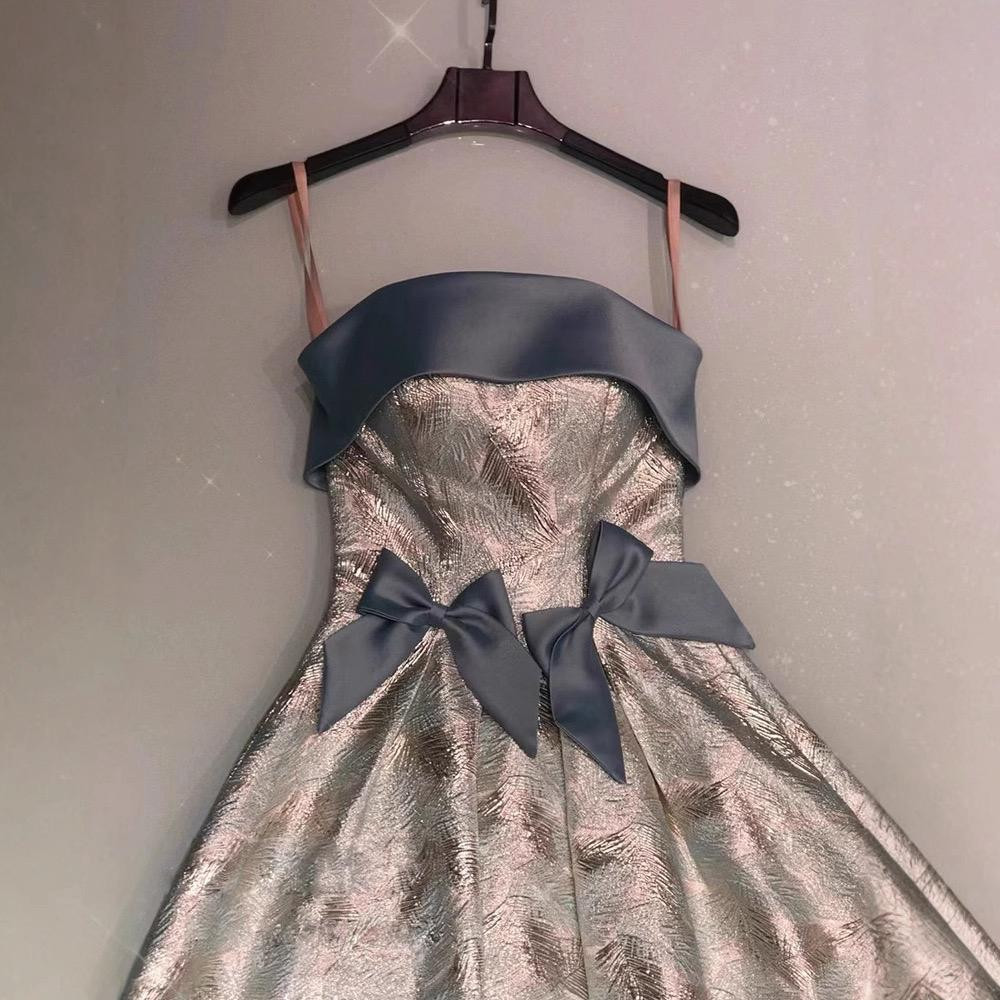 فستان نسائي أنيق بتصميم فخم يبرز القوام ويمنح مظهراً أنثوياً راقياً، مناسب للمناسبات، الحفلات،