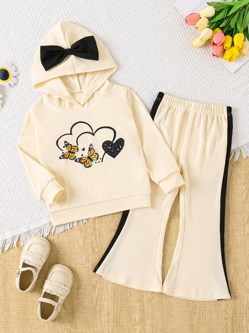 بناتي خريفي – سويت شيرت بقلنسوة بلون بيج فاتح مع طبعة كرتونية وربطة فراشة + بنطال واسع بقَصّة جرس