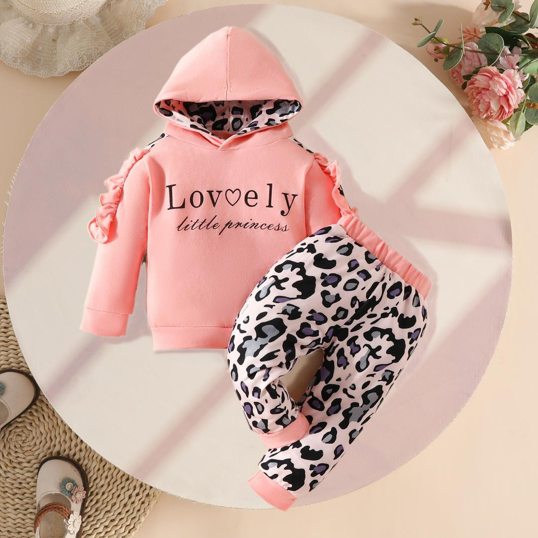 طقم للبنات رضّع مطرزة بحروف مع بنطال ليوبارد موديل 2025