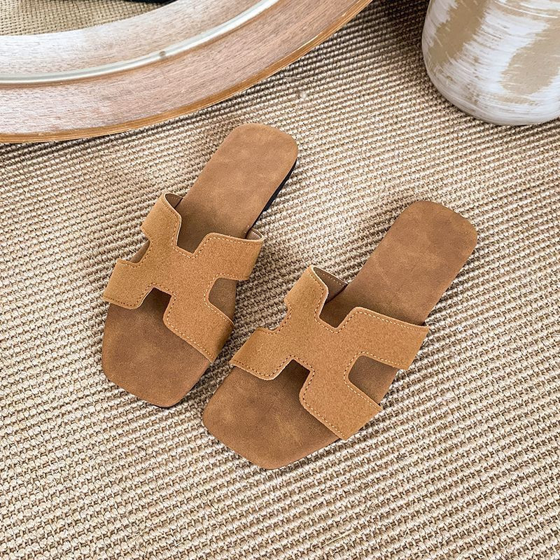 شبشب نسائي مفتوح بلون فضي لامع بتصميم أنيق ومسطح مريح مناسب للصيف ?✨