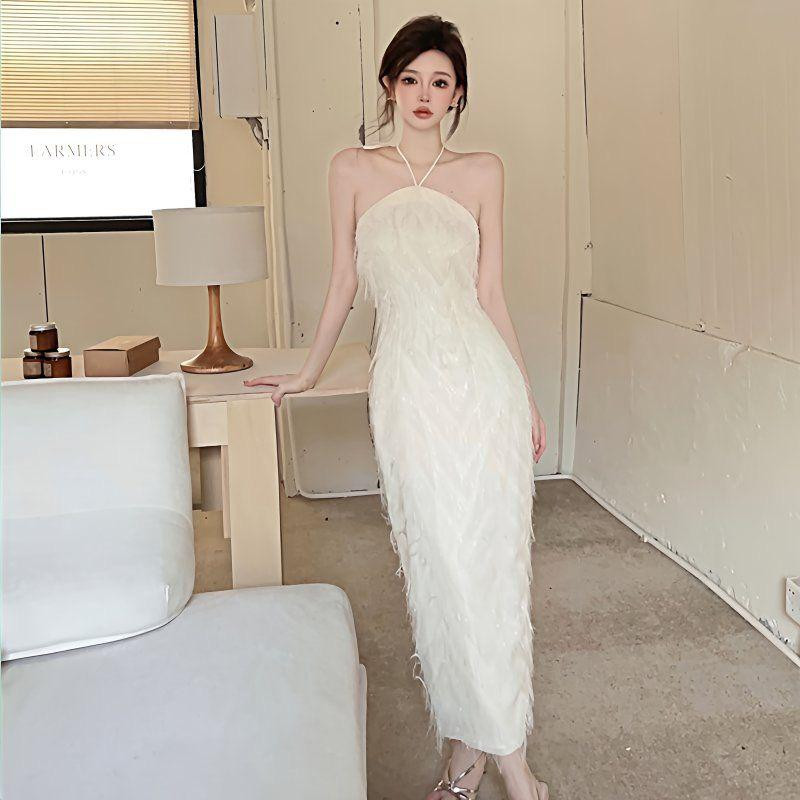 فستان سهرة فاخر بطابع هيبورن الراقي، بتصميم فرنسي أنيق، مزين بلمسات فخمة من الريش والشراشيب