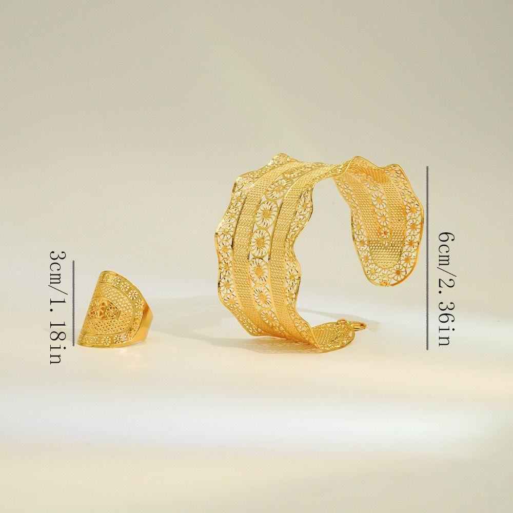 سوارة وخاتم نسائي بتصميم كبير