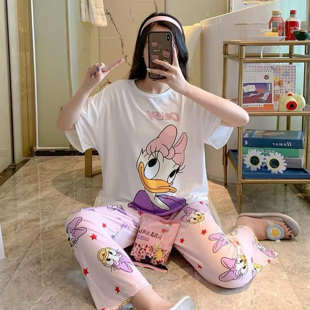 طقم بيجاما نسائي بتصميم كرتوني لطيف، مصنوع من قماش خفيف ومريح مناسب للبيت أو الخروج القصير، مكوّن من بلوزة بأكمام قصيرة وبنطال طويل مضاد للبعوض