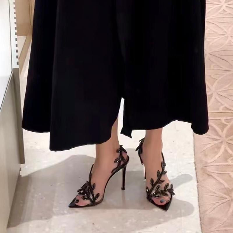 حذاء كعب نسائي أسود أنيق مفتوح من الأمام
