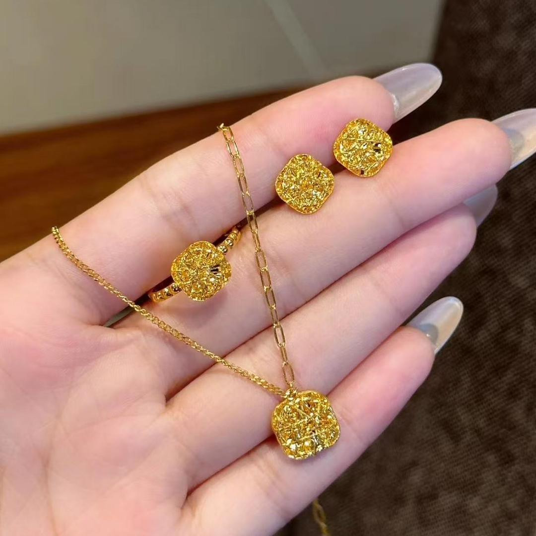 طقم مجوهرات ذهبي اللون (سلسلة + خاتم + أقراط) بتصميم مربع صغير لامع :