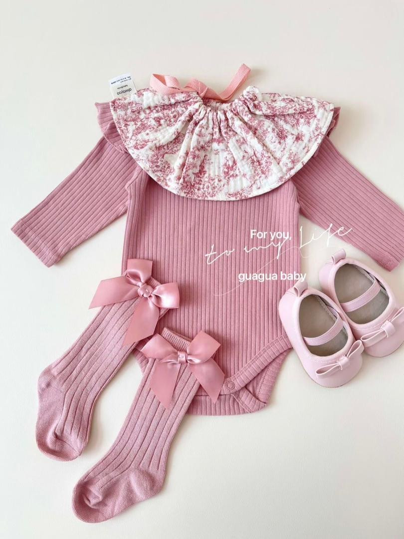 طقم رضّع بنات (بدلة طويلة الأكمام + شراب + مريلة)