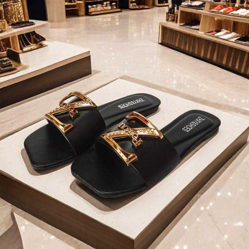 شبشب نسائي صيفي 2025 – ستايل عصري – رأس مربع – مسطح (فلات) – تصميم بسيط وأنيق مناسب للخروج أو الشاطئ