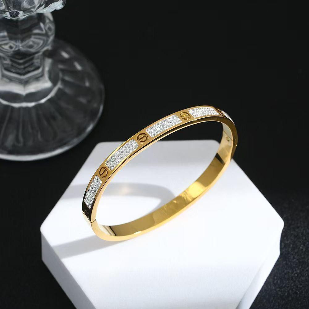 سوار نسائي من التيتانيوم (تصميم كوري عصري) مزين بلمعة الماس الصناعي “مُرصع”؛ أنيق، عصري، لا يتغير لونه، مناسب لجميع المناسبات