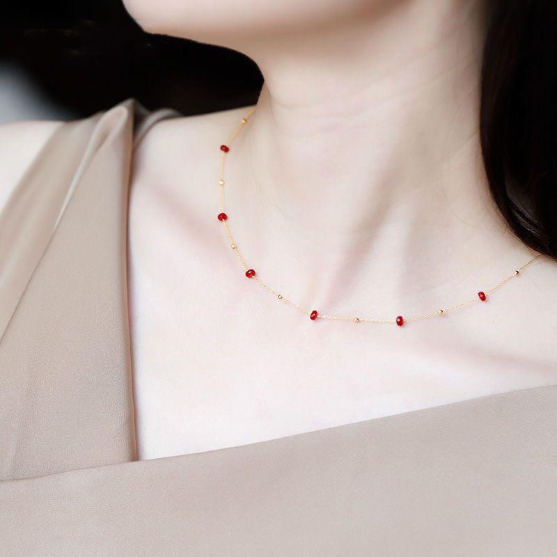 عقد نسائي فاخر بتصميم بسيط من فئة الستايل الفخم مرصّع بحجر أحمر لامع على شكل نجوم متناثرة مطلي بـ14K مقاوم للتبهت