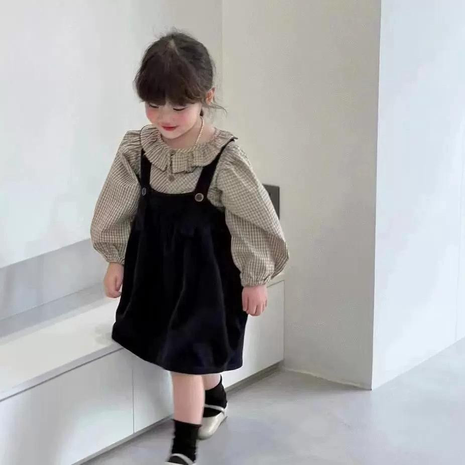 طقم بناتي مكوّن من بلوزة مربعات بياقة دائرية + مريول من الكوردروي