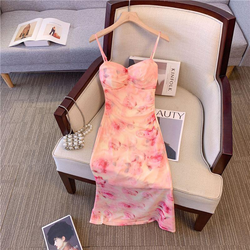 فستان نسائي بلون وردي بتصميم فني خصر محدد وأكمام طويلة بطابع فاخر وأنيق