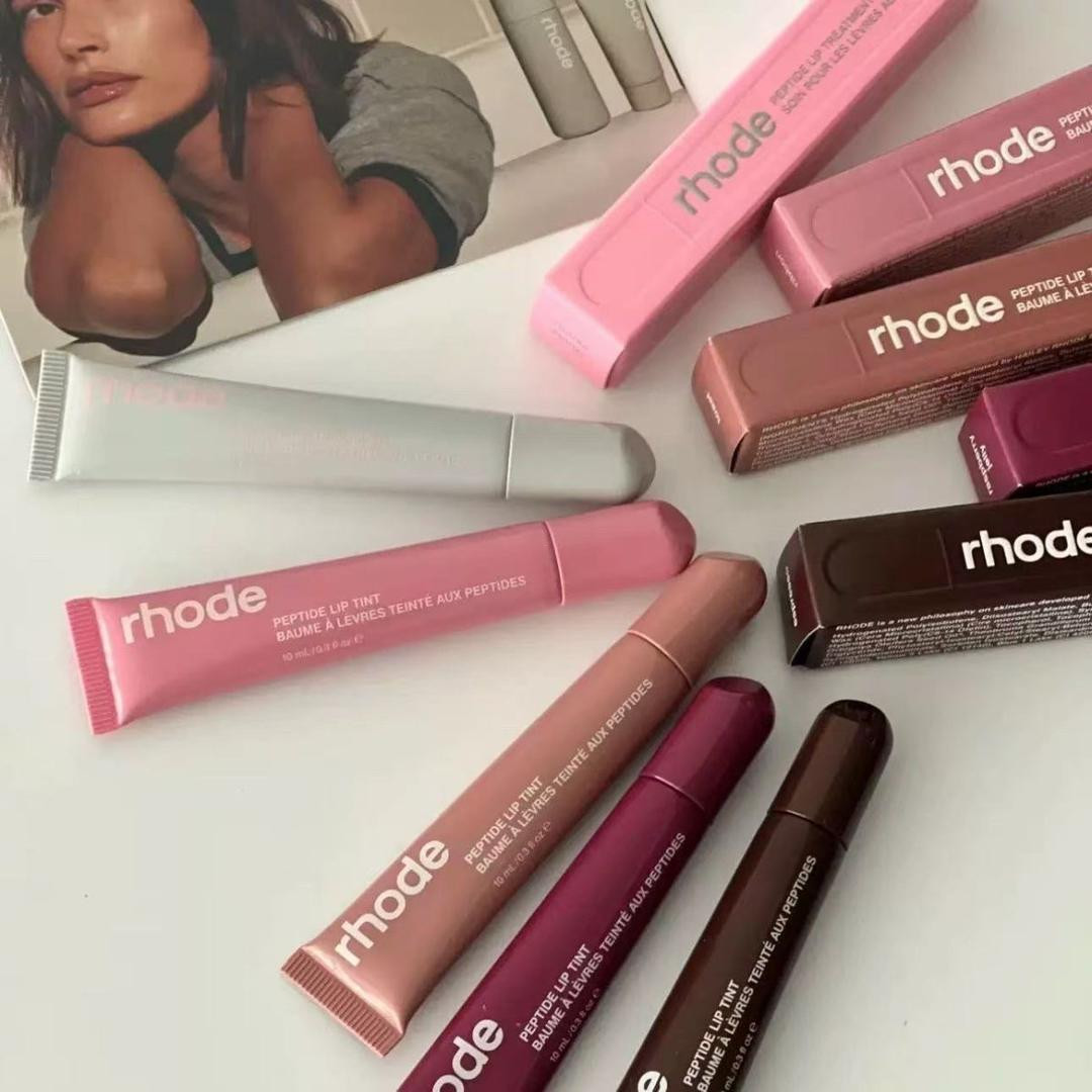 مرطّب شفاه ملون “بيبتيد” من علامة رود (Rhode) – نسخة الـ “هايلي” (Hailey) بنفس التكوين