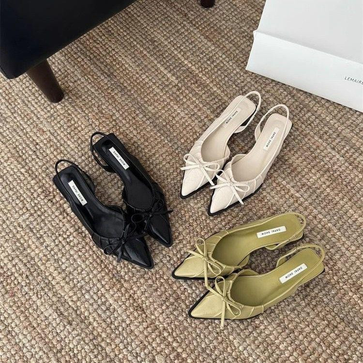 صندل نسائي أنيق بتصميم فرنسي عصري بمقدمة مدببة مغطاة وحزام خلفي مع فراشة مطوية جذابة