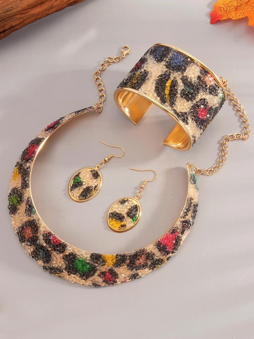 طقم مجوهرات ( 3 قطع )  فخم بنقشة النمر مع خطوط ملونة وأحجار لامعة – عقد وسوار وأقراط بتصميم عصري أنيق