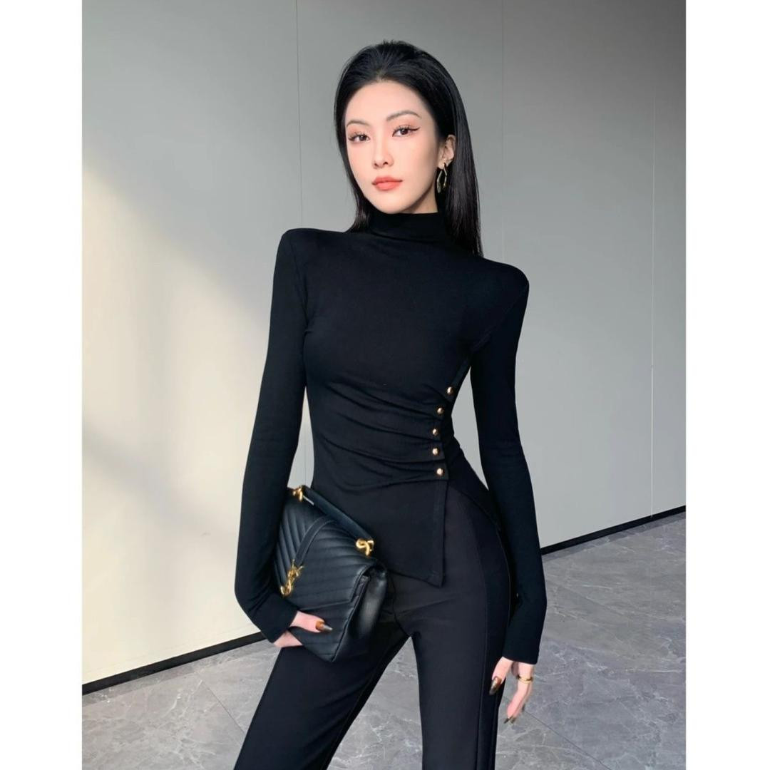 بلوزه بطبقة داخلية عالية الرقبة بتصميم غير متماثل، أكمام طويلة