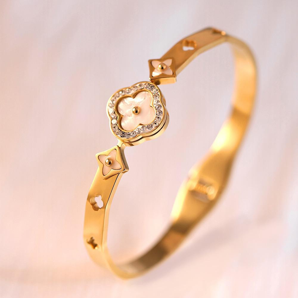 أساور نسائية فاخرة 3 قطع– إكسسوارات من التيتانيوم المطلي بالذهب مع تفاصيل صدفية – مقاومة لتغير اللون ومناسبة