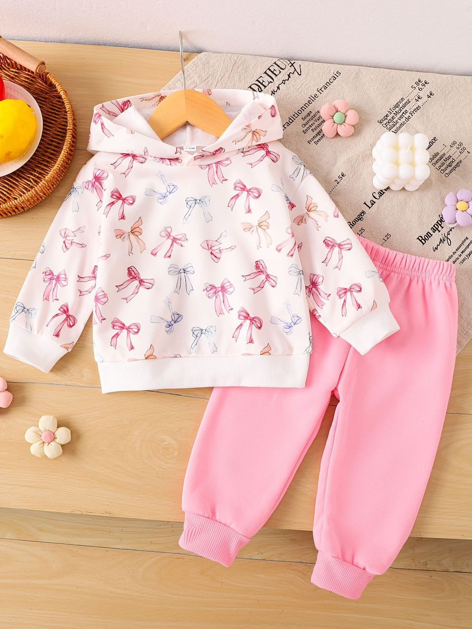 طقم أطفال لفصل من القطيفة، يتكون من بلوزة بغطاء رأس مطبوعة بفيونكة